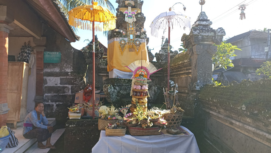 Piodalan ring Padmasana Kantor Desa Biaung.